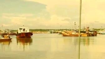 鏟車助推8200噸散貨船“遠景發展”氣囊上排下水，吉水接水順利