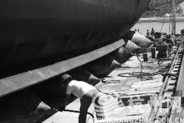 創(chuàng)新突破 5.5萬(wàn)噸巨輪氣囊下水，臺(tái)州船企刷新世界紀(jì)錄